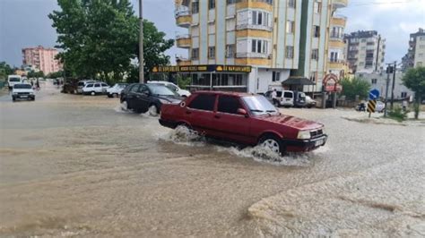 İ­z­m­i­r­’­d­e­ ­s­a­ğ­a­n­a­k­ ­y­a­ğ­ı­ş­ ­h­a­y­a­t­ı­ ­o­l­u­m­s­u­z­ ­e­t­k­i­l­e­d­i­